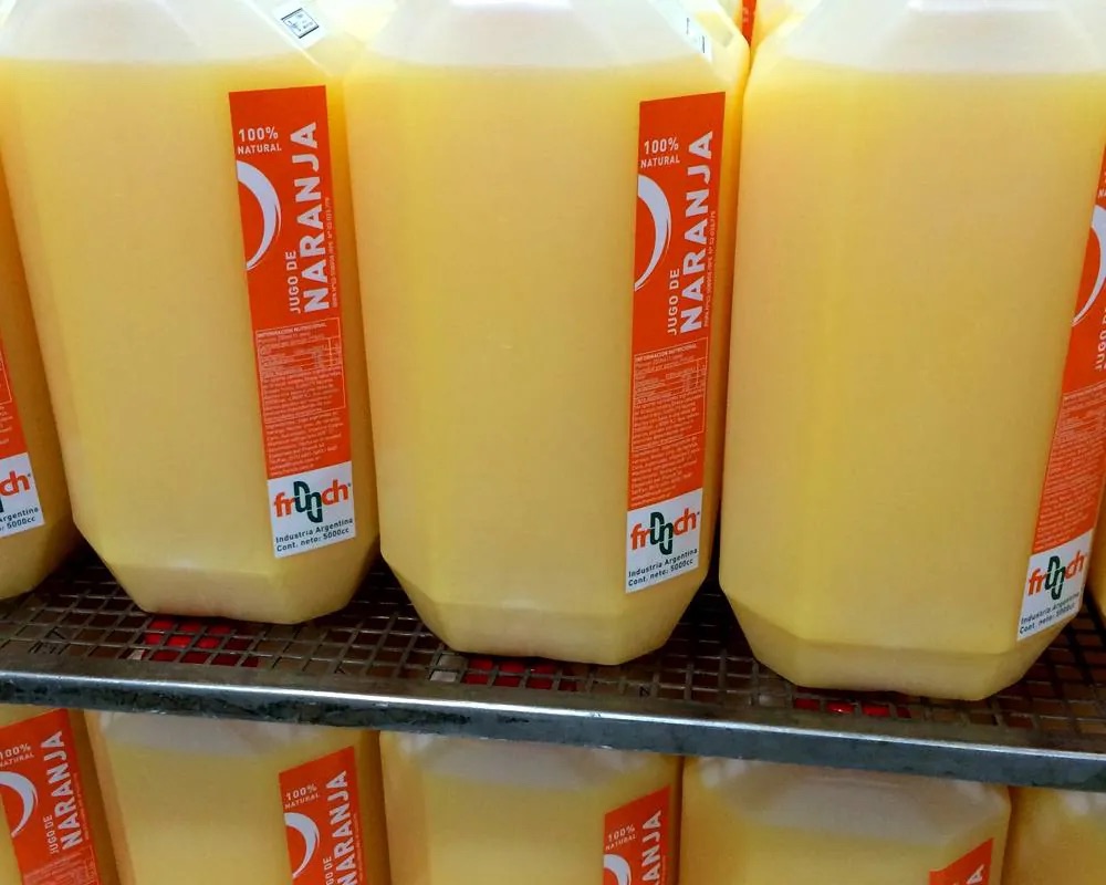 Bidones de 5 litros de jugo de naranja Frunch en la cámara
