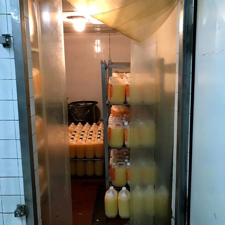 Cámara de frío de la planta con bidones